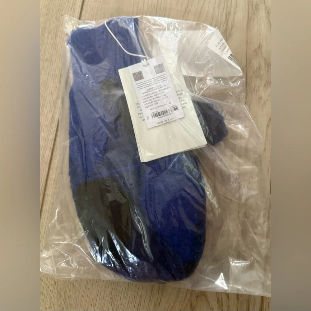 Burberry, NWTs, Argyle, check gloves/mittens Blue and Black size S/M‎